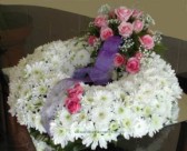 Deliver a round wreath in white and purple - click to enlarge